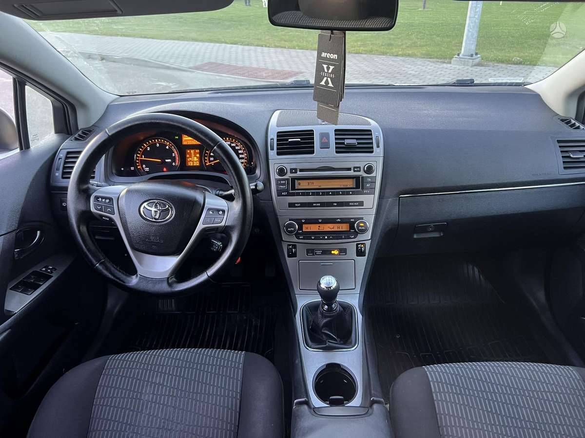 Toyota Avensis 2011 — photo 11