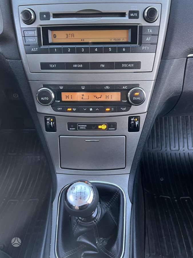 Toyota Avensis 2011 — photo 13