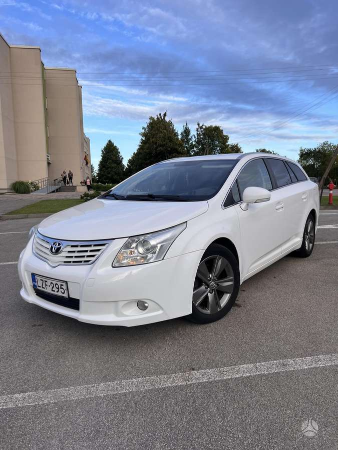 Toyota Avensis 2011 — rear view
