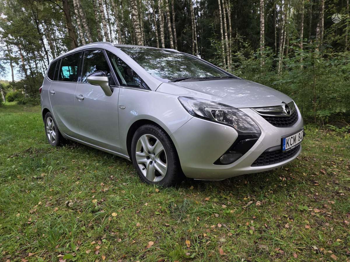 Opel Zafira 2012 — вигляд ззаду