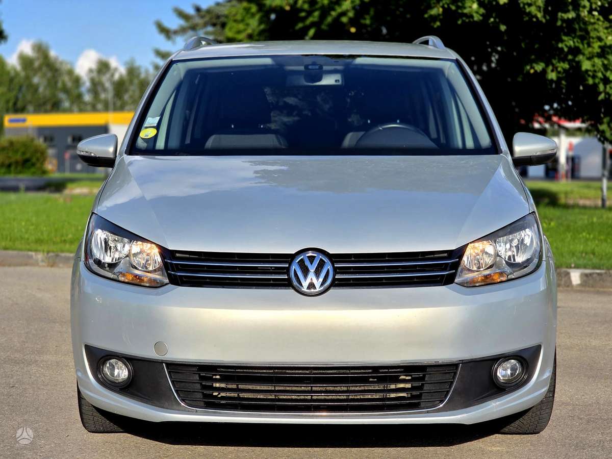 Volkswagen Touran 2011 — вигляд ззаду