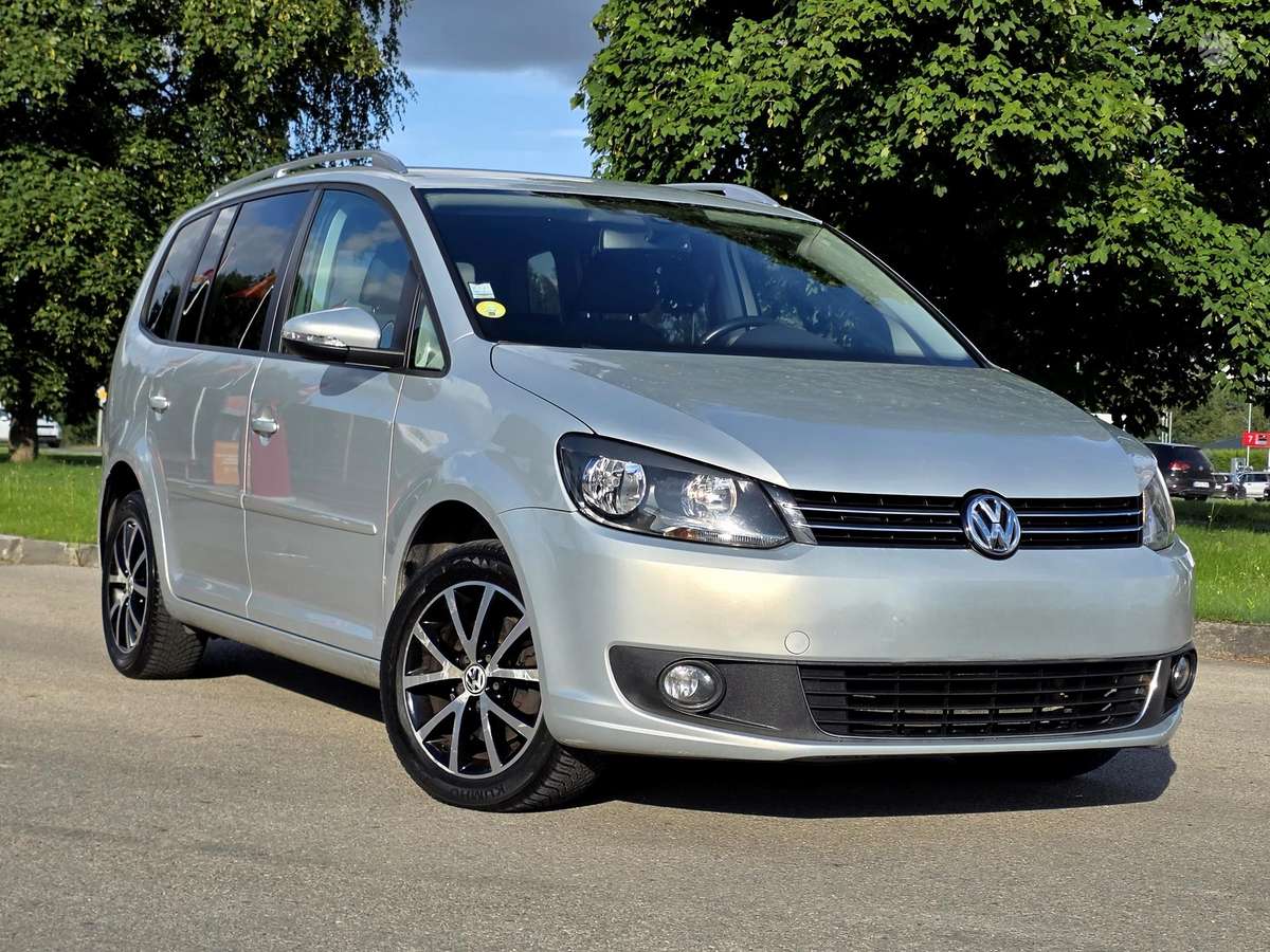 Volkswagen Touran 2011 — салон
