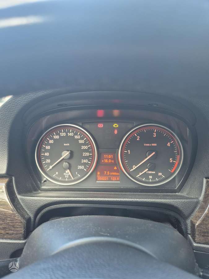BMW 325 2010 — photo 11