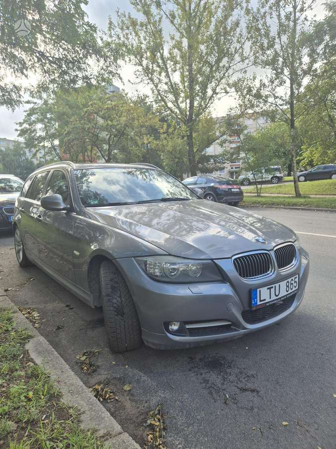 BMW 325 2010 — rear view