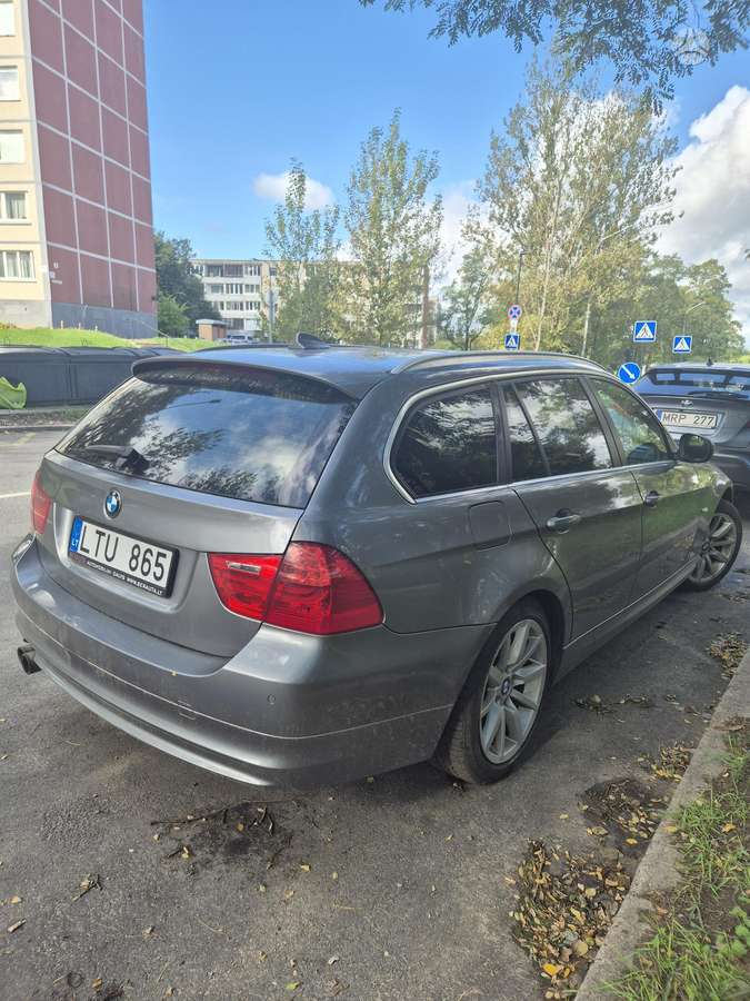 BMW 325 2010 — interior