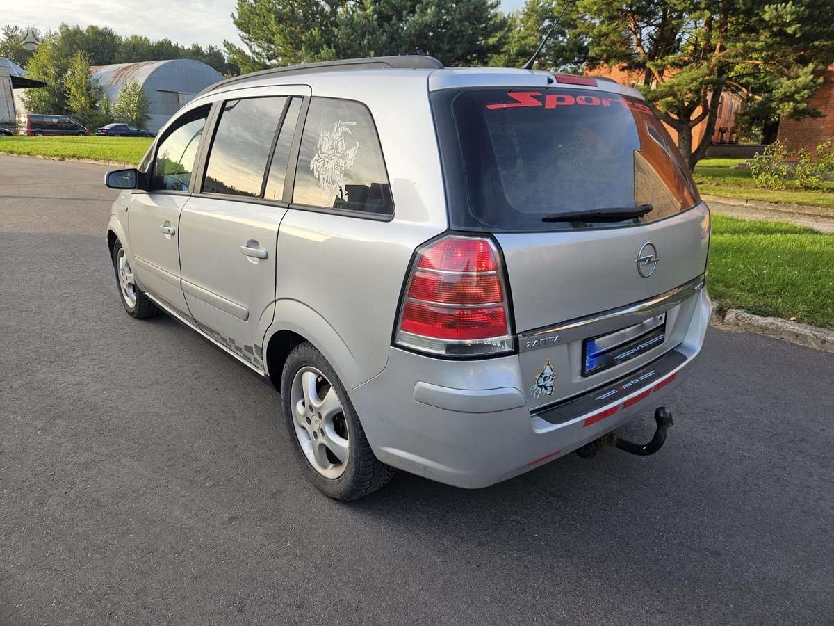 Opel Zafira 2006 — rear view