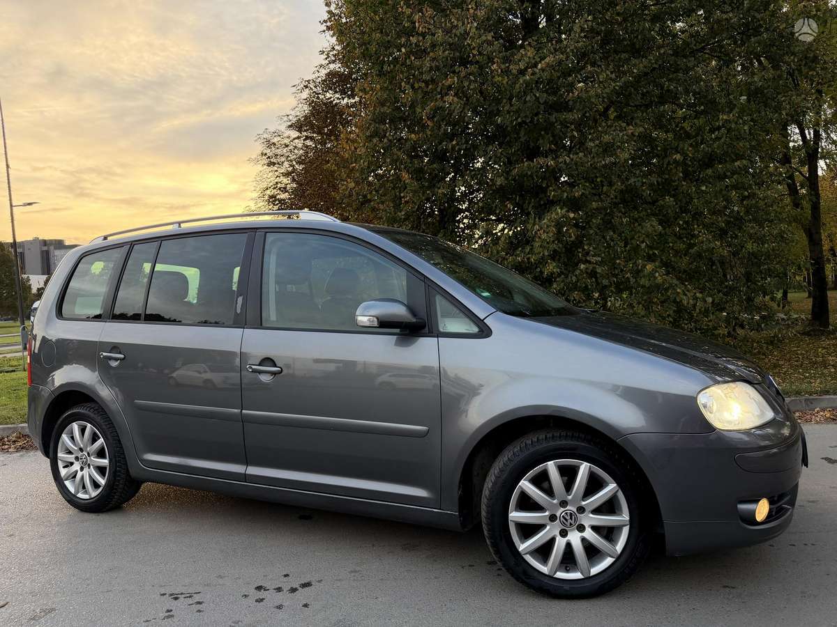 Volkswagen Touran 2005 — rear view