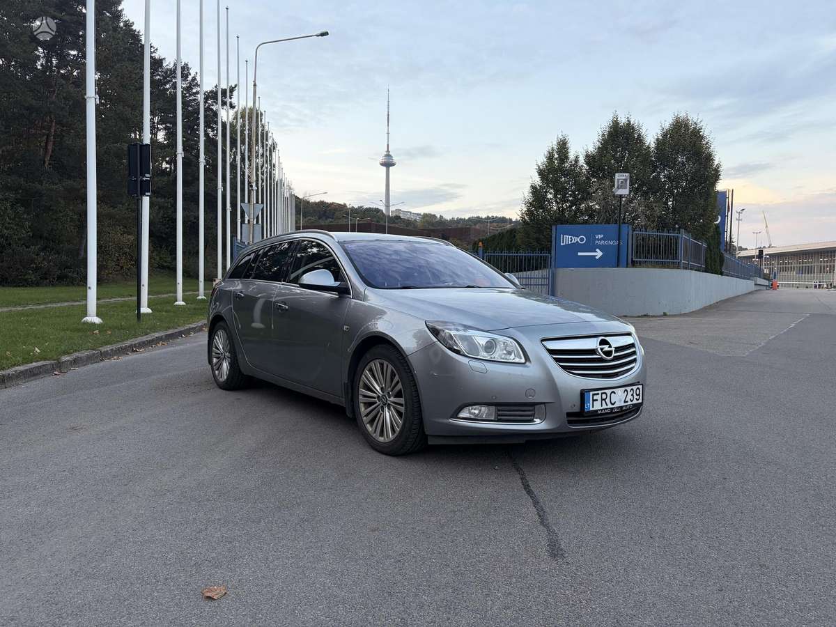 Opel Insignia 2011 — вигляд ззаду