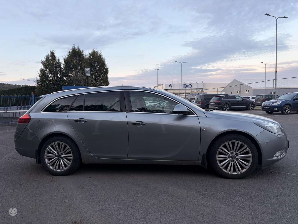 Opel Insignia 2011 — салон