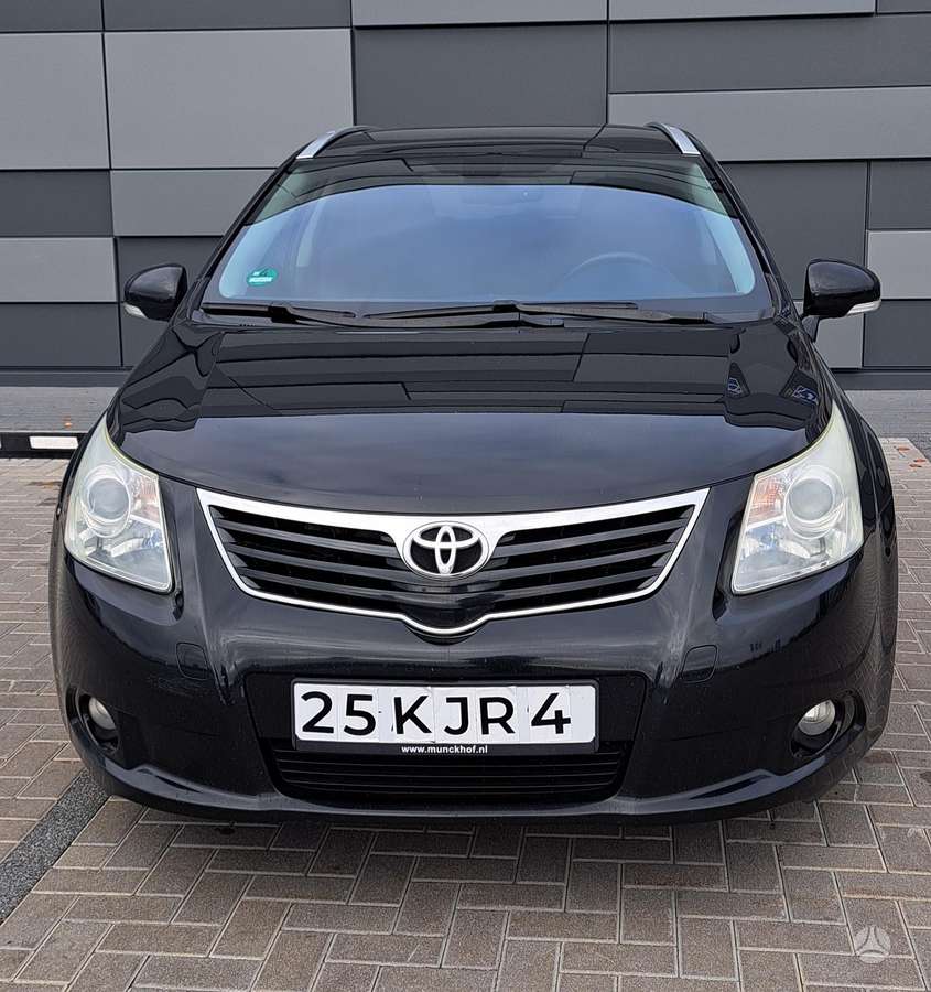 Toyota Avensis 2010 — rear view