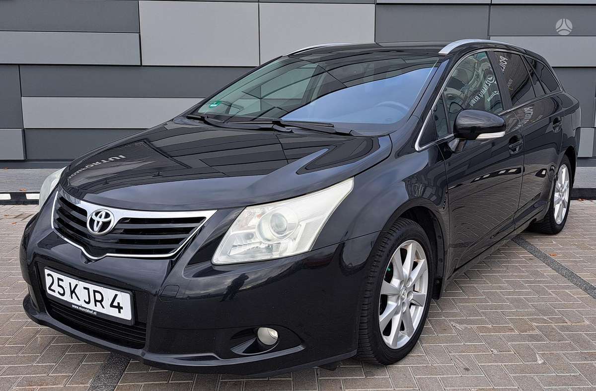 Toyota Avensis 2010 — interior
