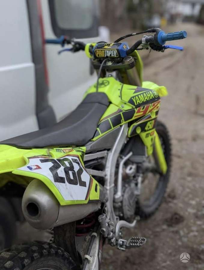 Yamaha YZF 2015 — rear view