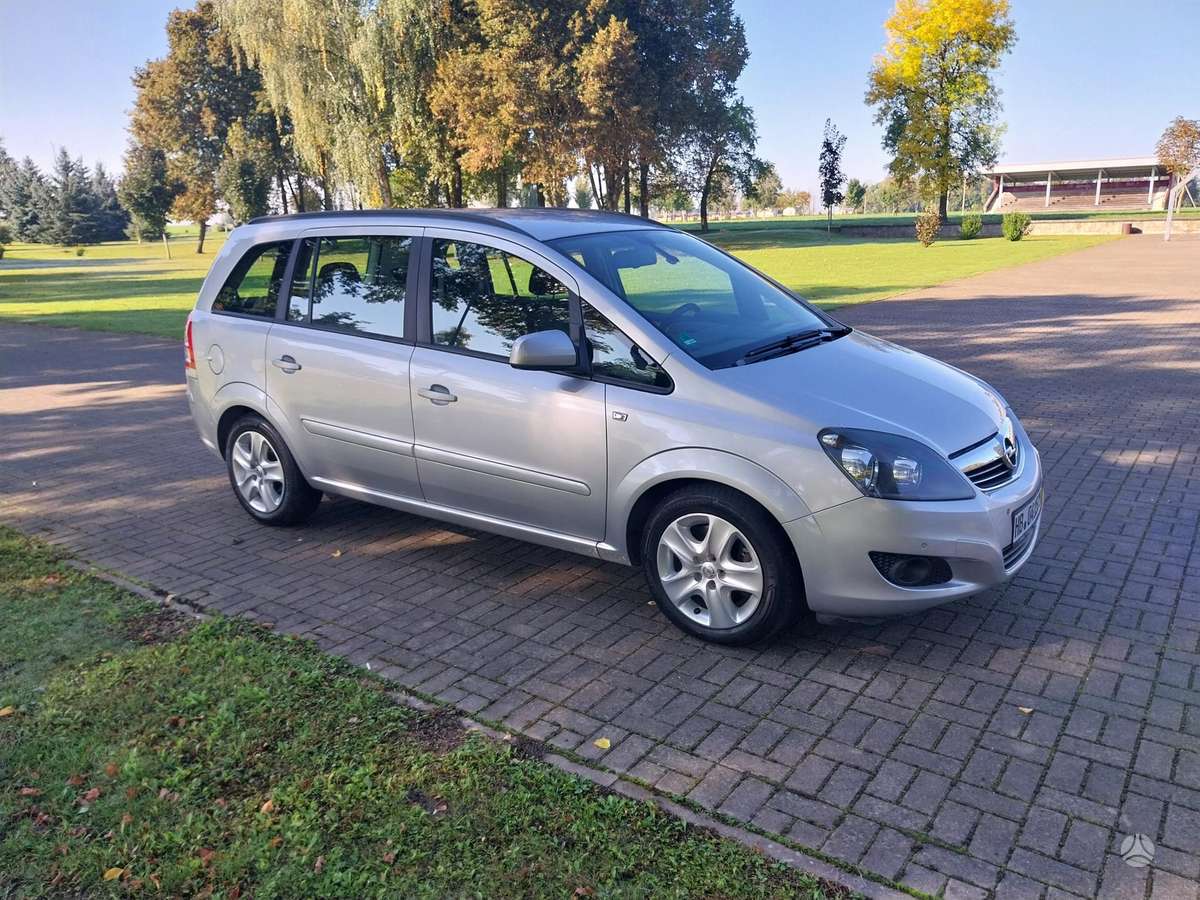 Opel Zafira 2012 — вигляд ззаду