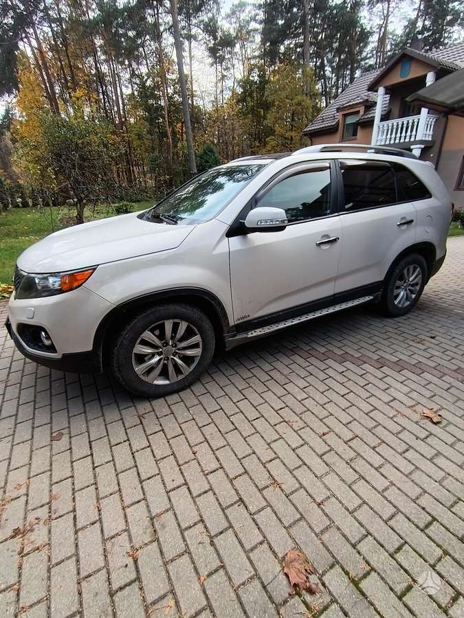 Kia Sorento 2010 — rear view