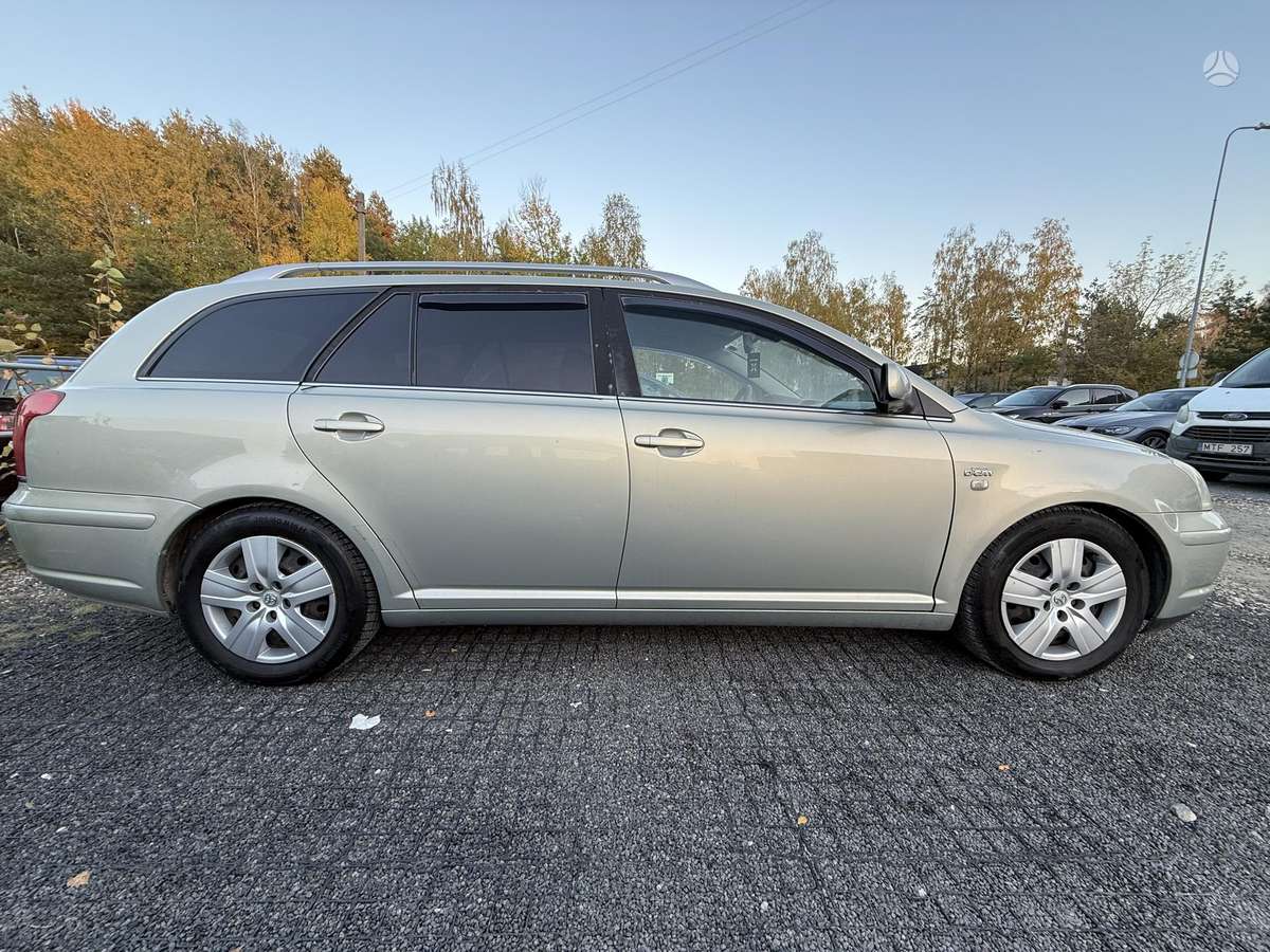 Toyota Avensis 2006 — rear view