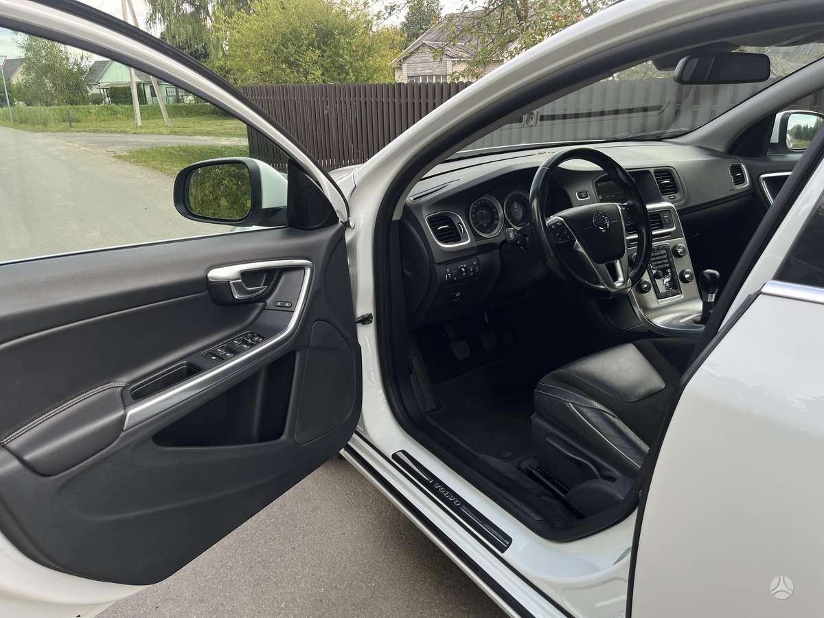 Volvo V60 2011 — photo 12