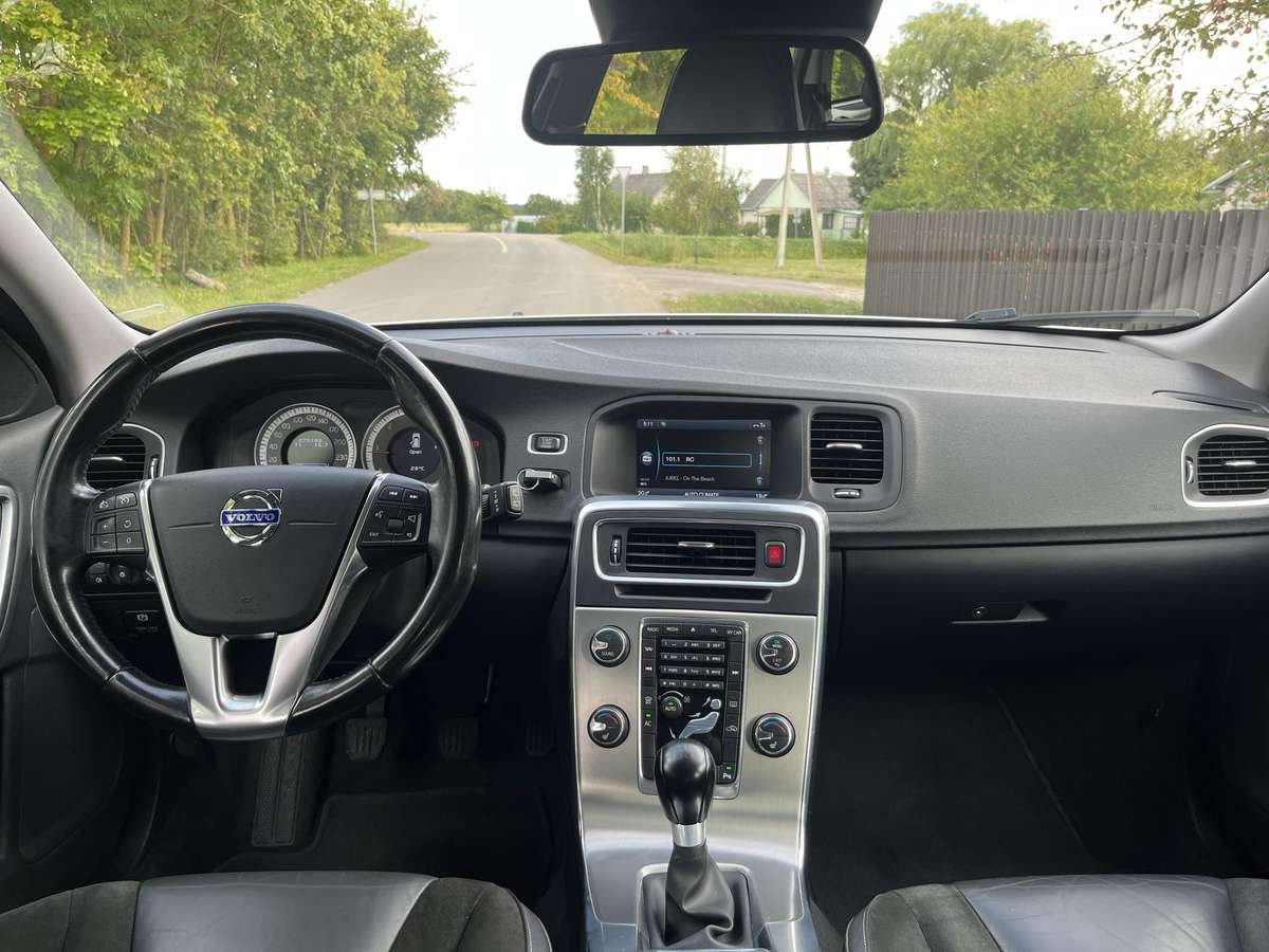 Volvo V60 2011 — photo 16