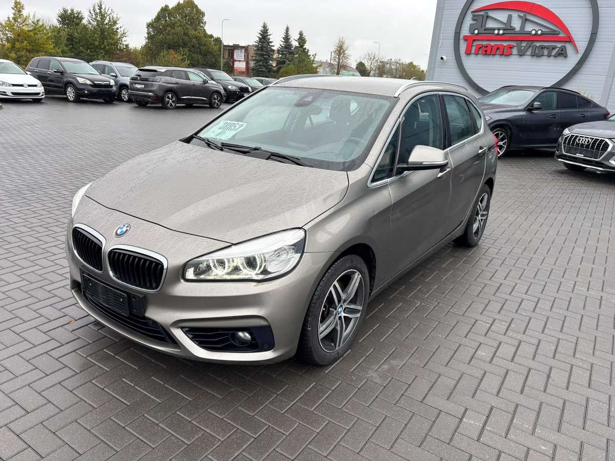 BMW 218 2015 — вигляд ззаду
