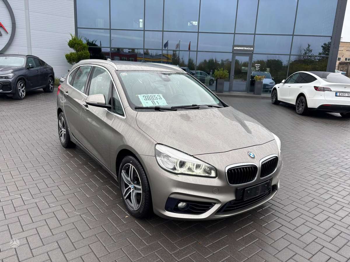 BMW 218 2015 — салон