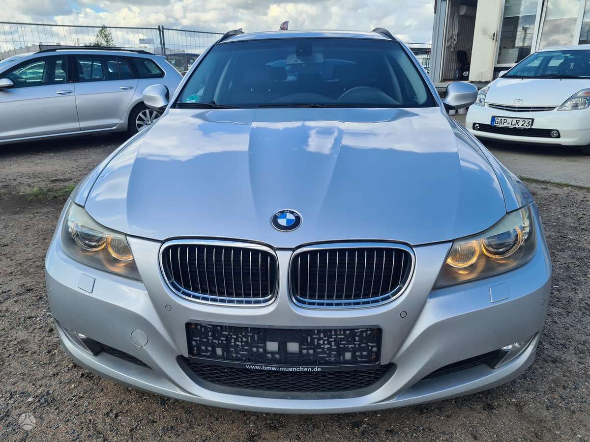 BMW 330 2009 — вигляд ззаду