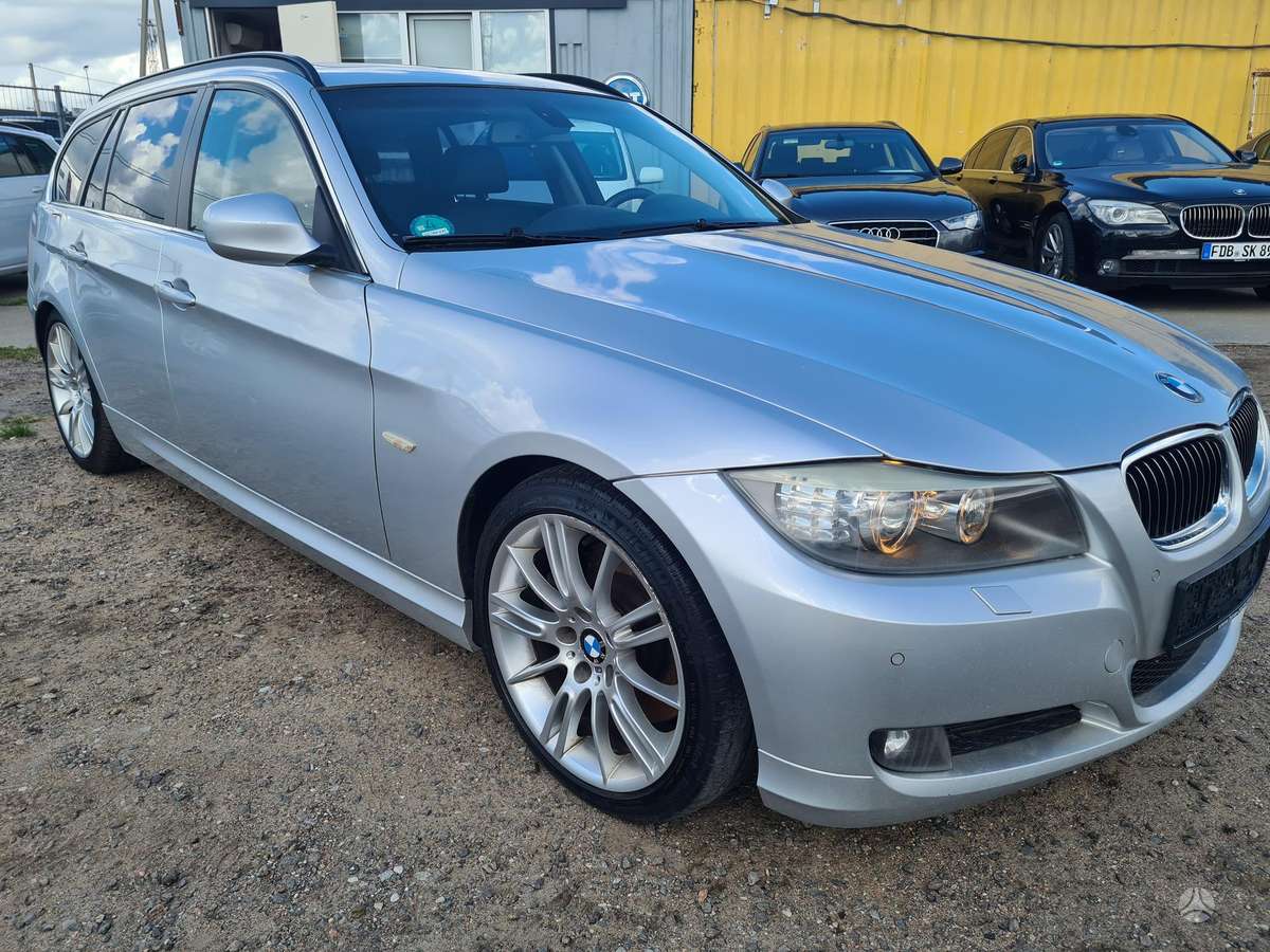 BMW 330 2009 — салон