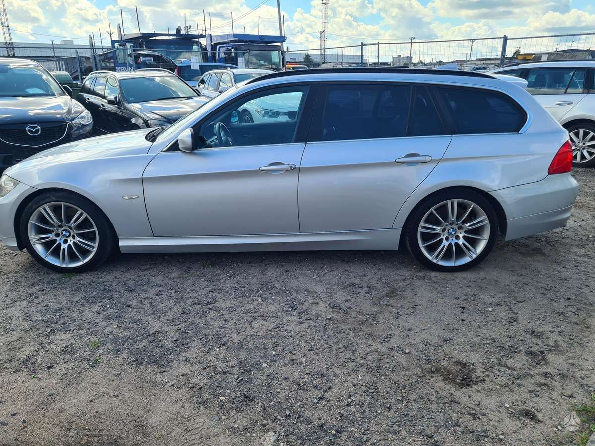 BMW 330 2009 — двигун 2993 cm³, 245 HP (180kW)