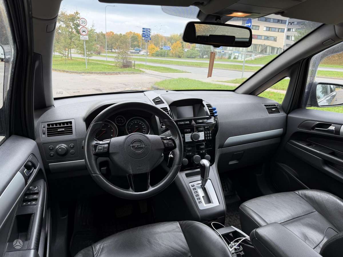 Opel Zafira 2011 — photo 11
