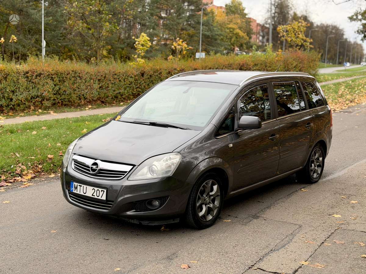 Opel Zafira 2011 — rear view