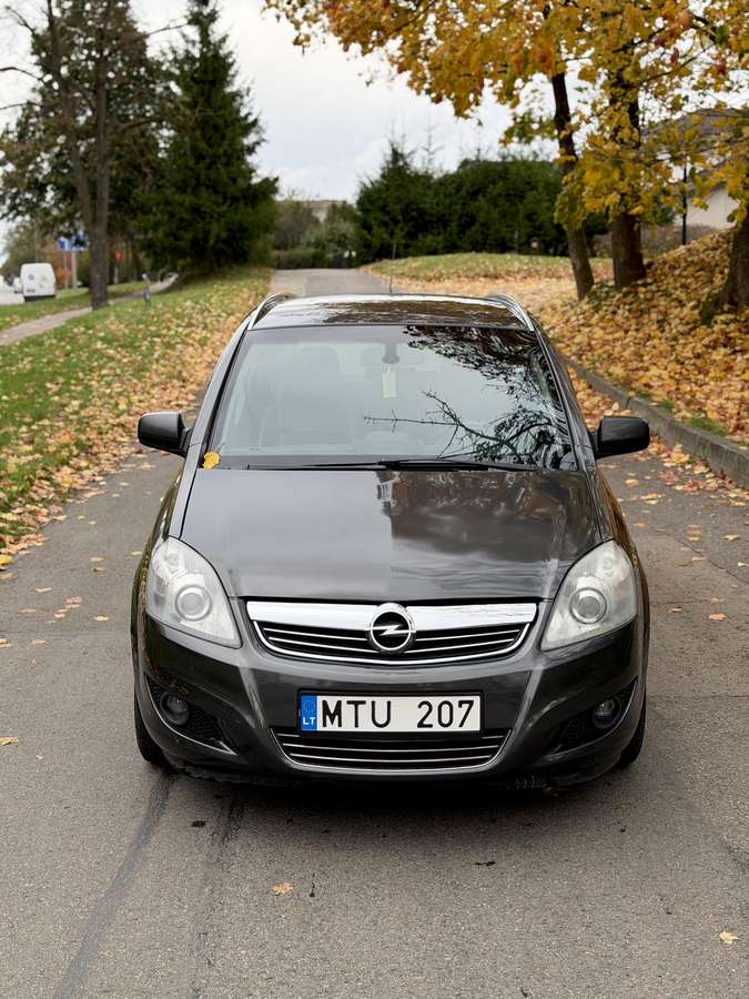 Opel Zafira 2011 — interior