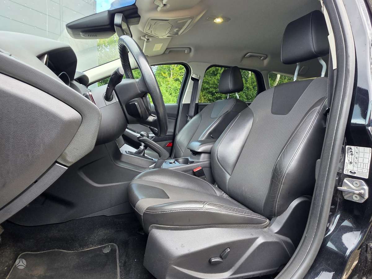 Ford Focus 2011 — photo 14