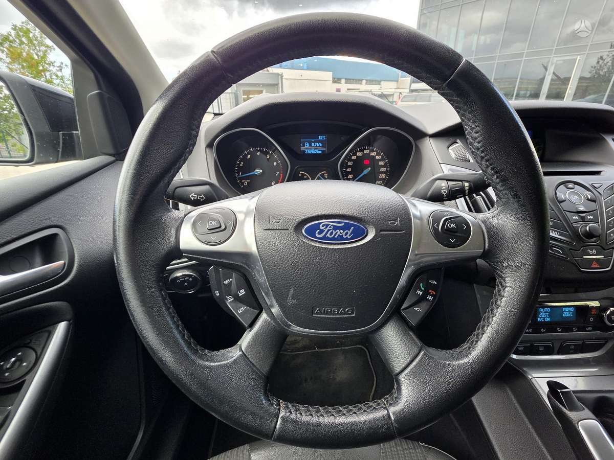 Ford Focus 2011 — photo 17