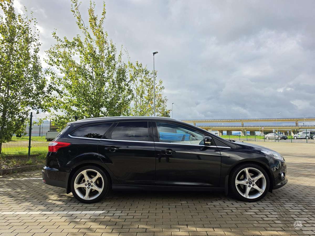 Ford Focus 2011 — rear view