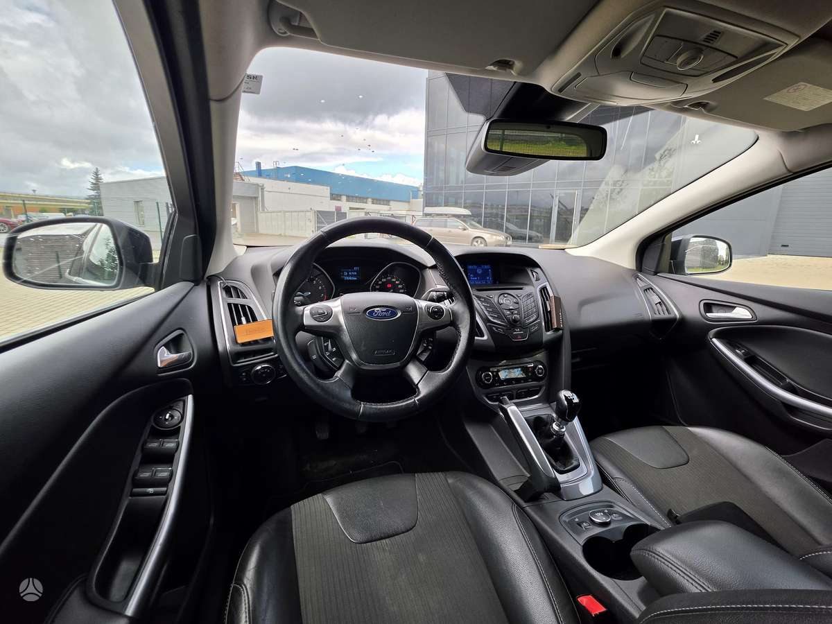 Ford Focus 2011 — photo 21