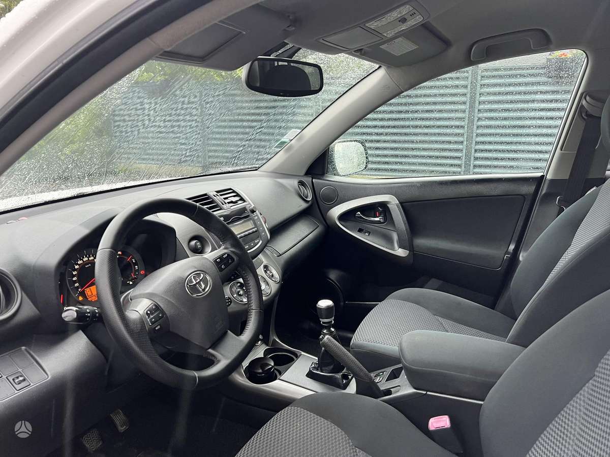 Toyota RAV4 2012 — photo 17