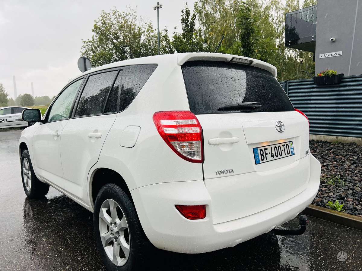 Toyota RAV4 2012 — rear view
