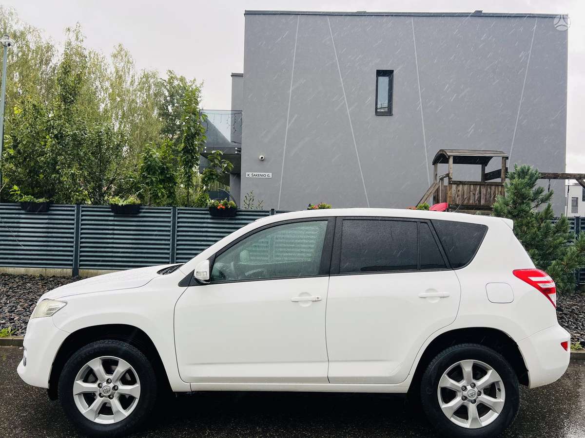 Toyota RAV4 2012 — interior