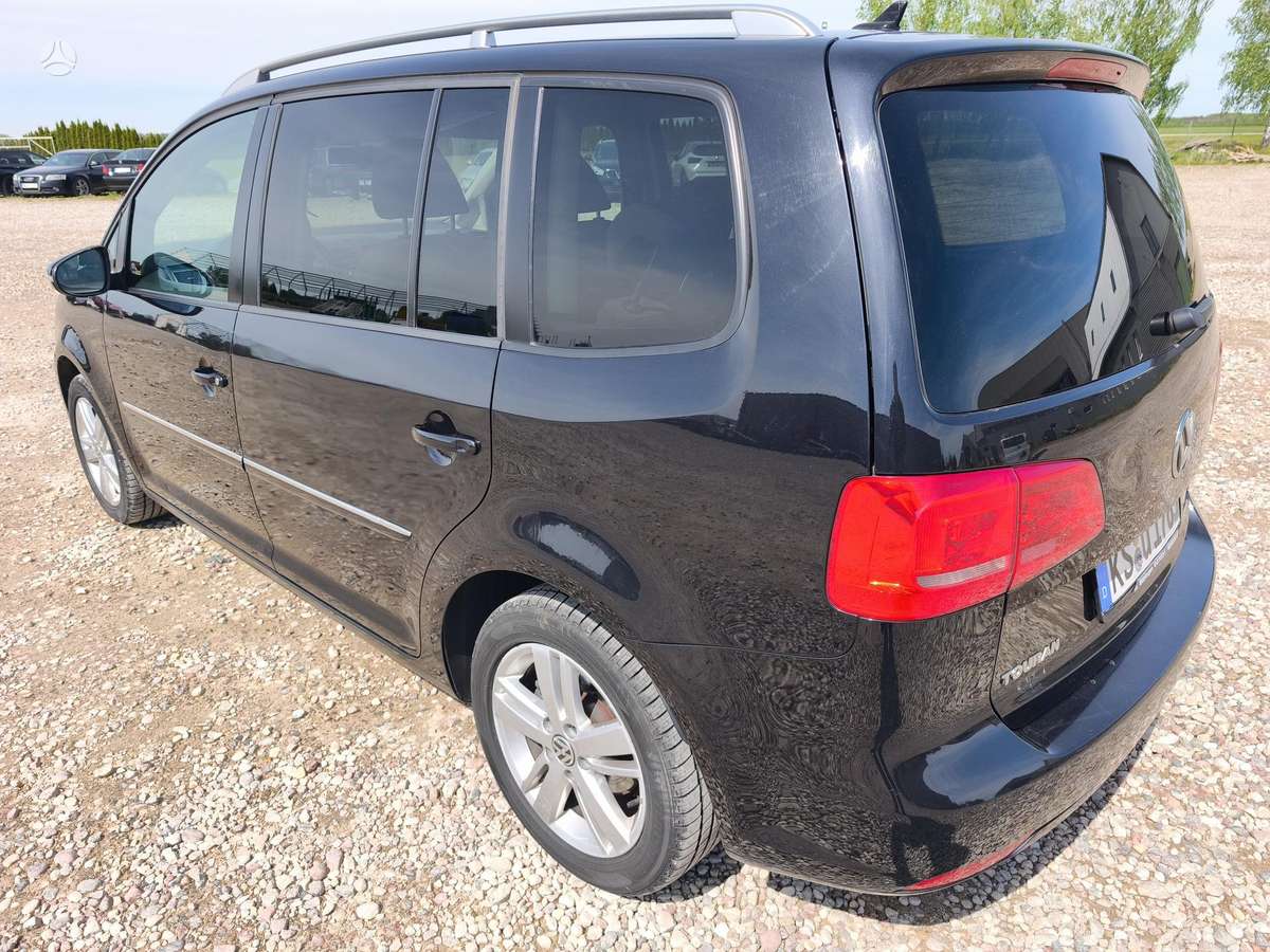 Volkswagen Touran 2011 — interior
