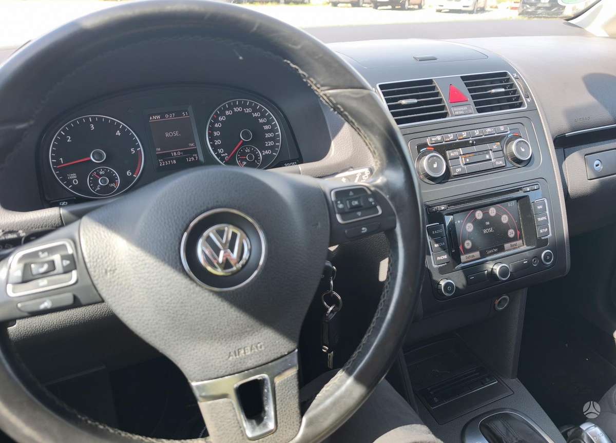 Volkswagen Touran 2011 — photo 6