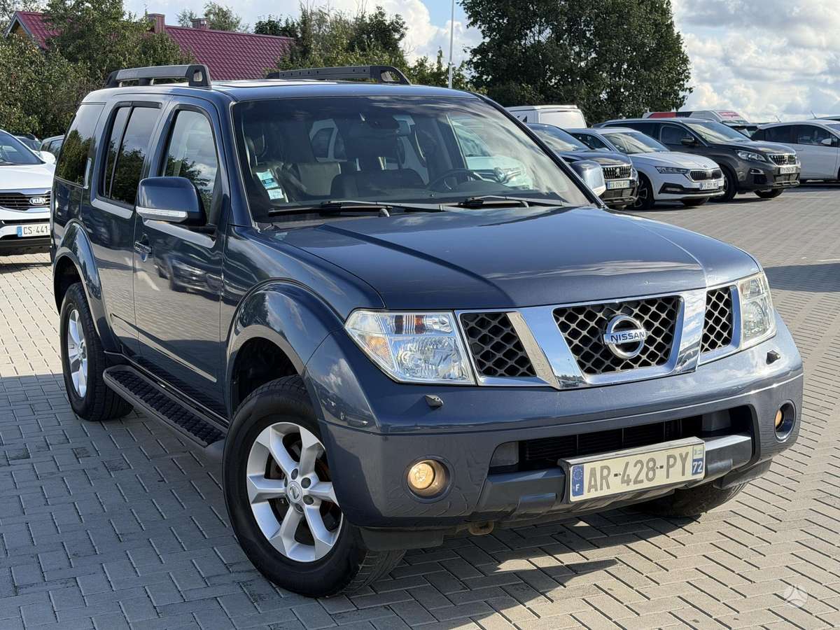 Nissan Pathfinder 2007 — rear view
