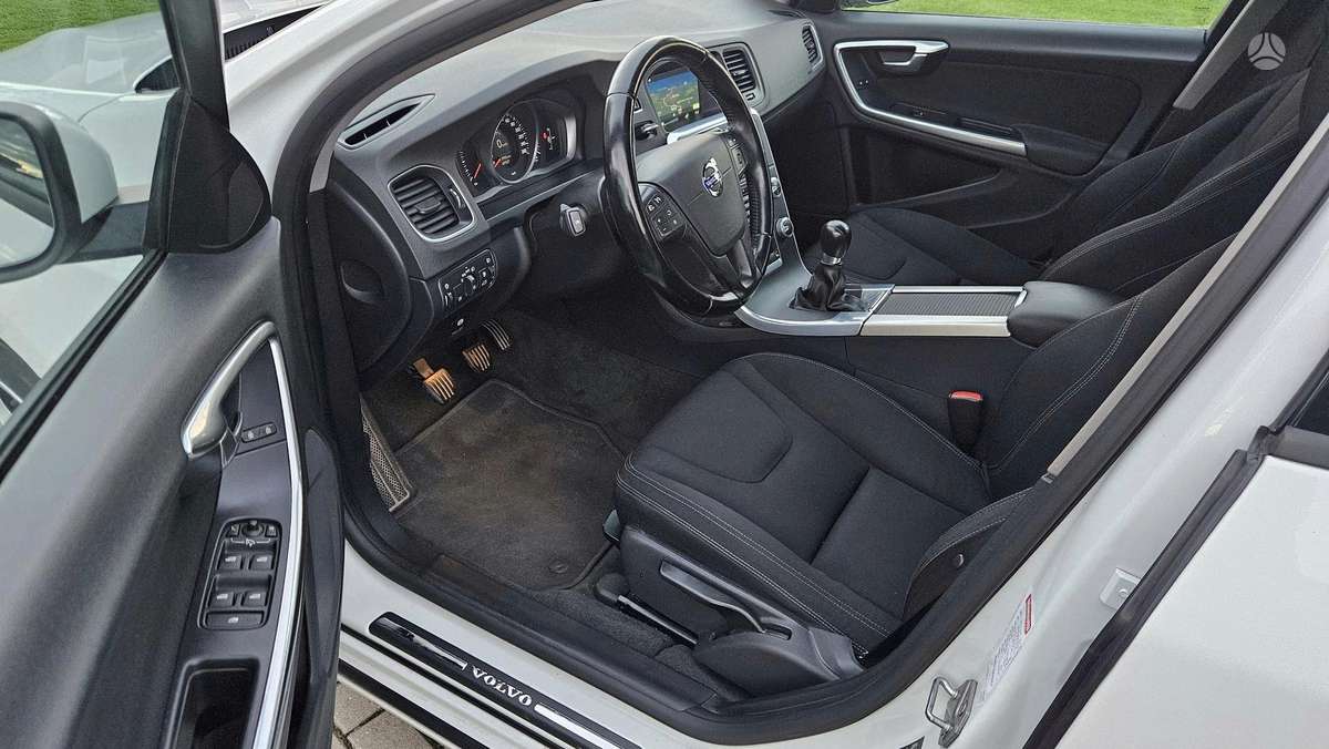 Volvo V60 2014 — photo 12