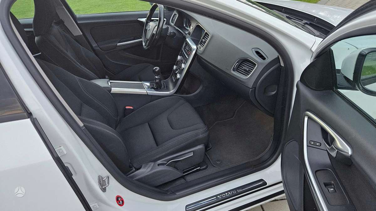 Volvo V60 2014 — photo 16