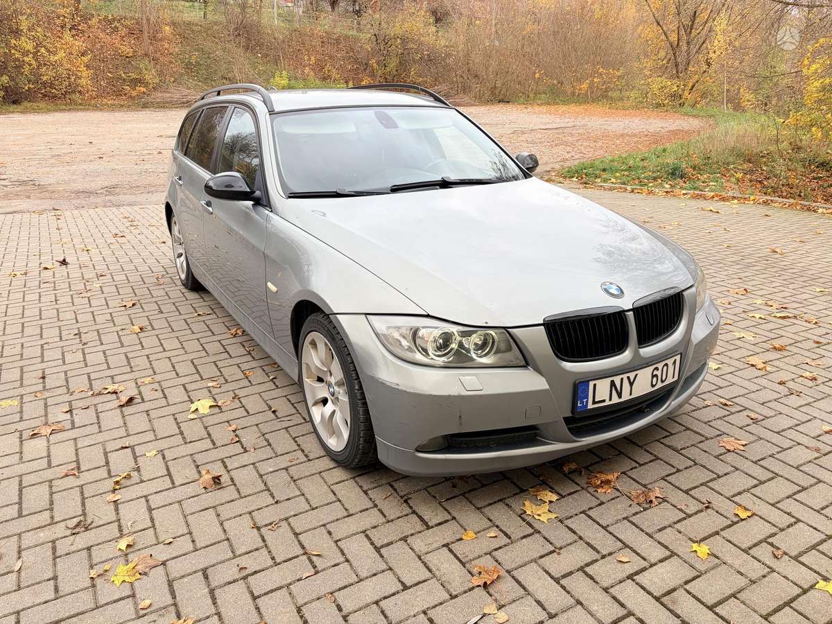 BMW 325 2007 — салон