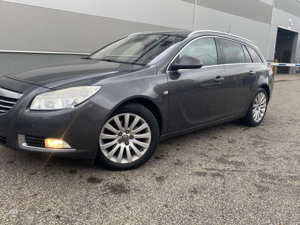 Opel Insignia 2011 — rear view