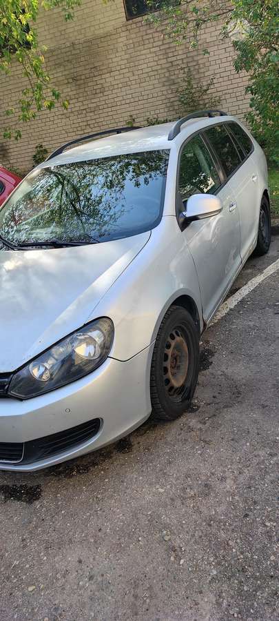 Volkswagen Golf 2010 — салон