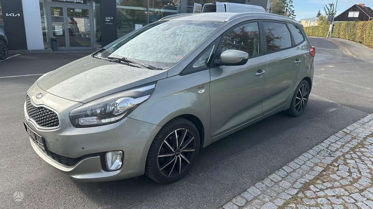 Kia Carens 2014 — rear view
