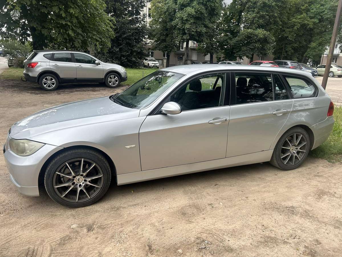 BMW 320 2006 — вигляд ззаду