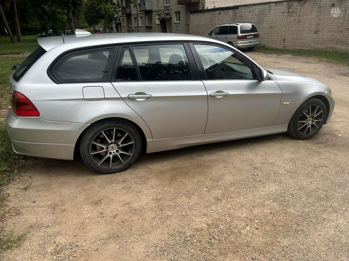 BMW 320 2006 — салон