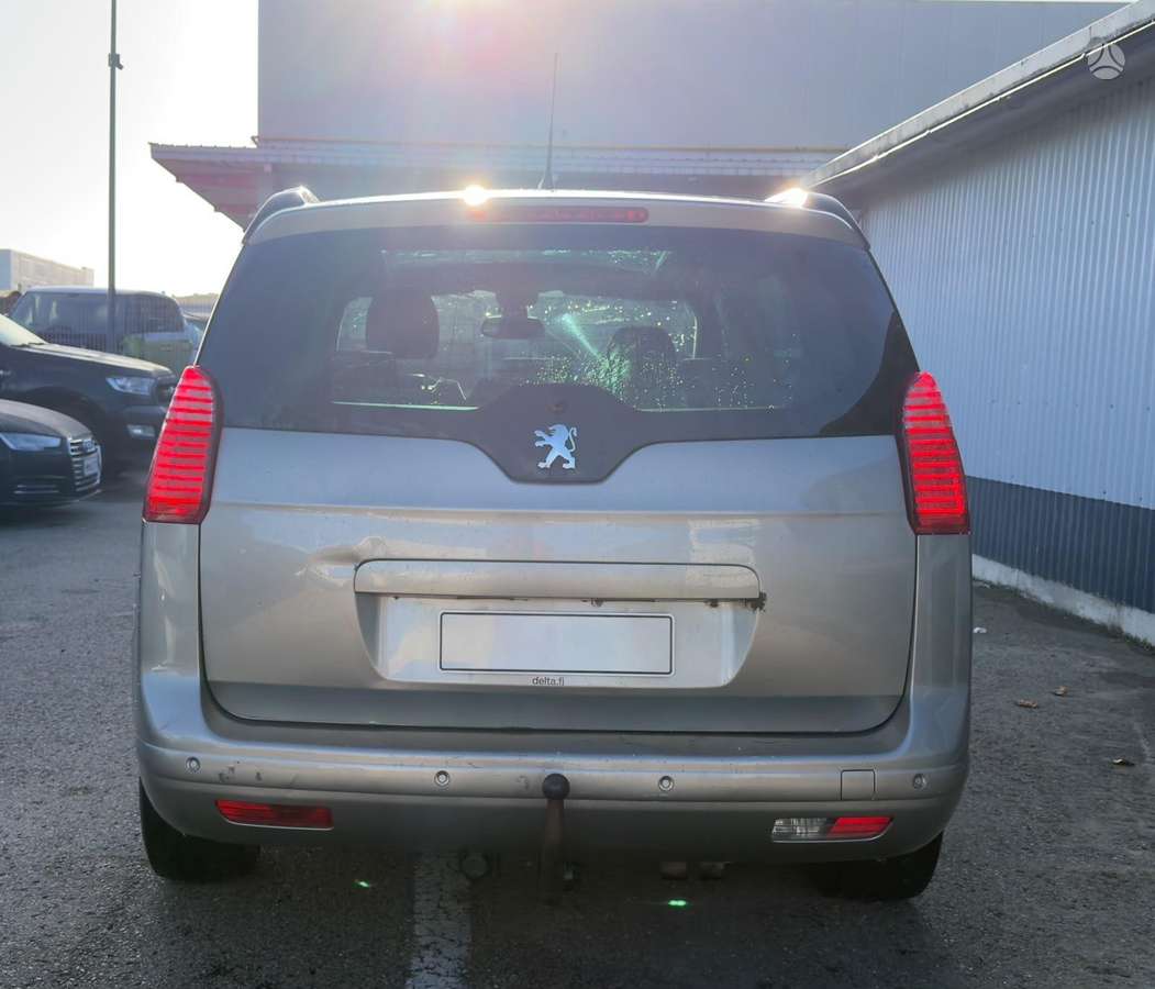 Peugeot 5008 2010 — rear view