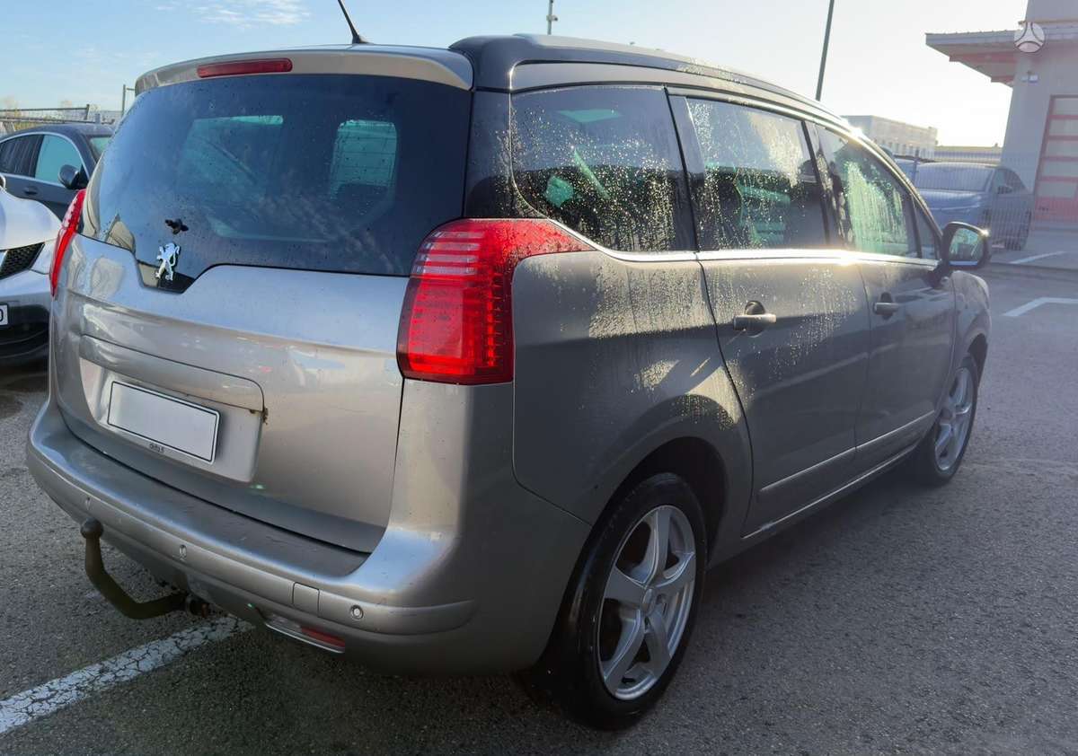 Peugeot 5008 2010 — interior