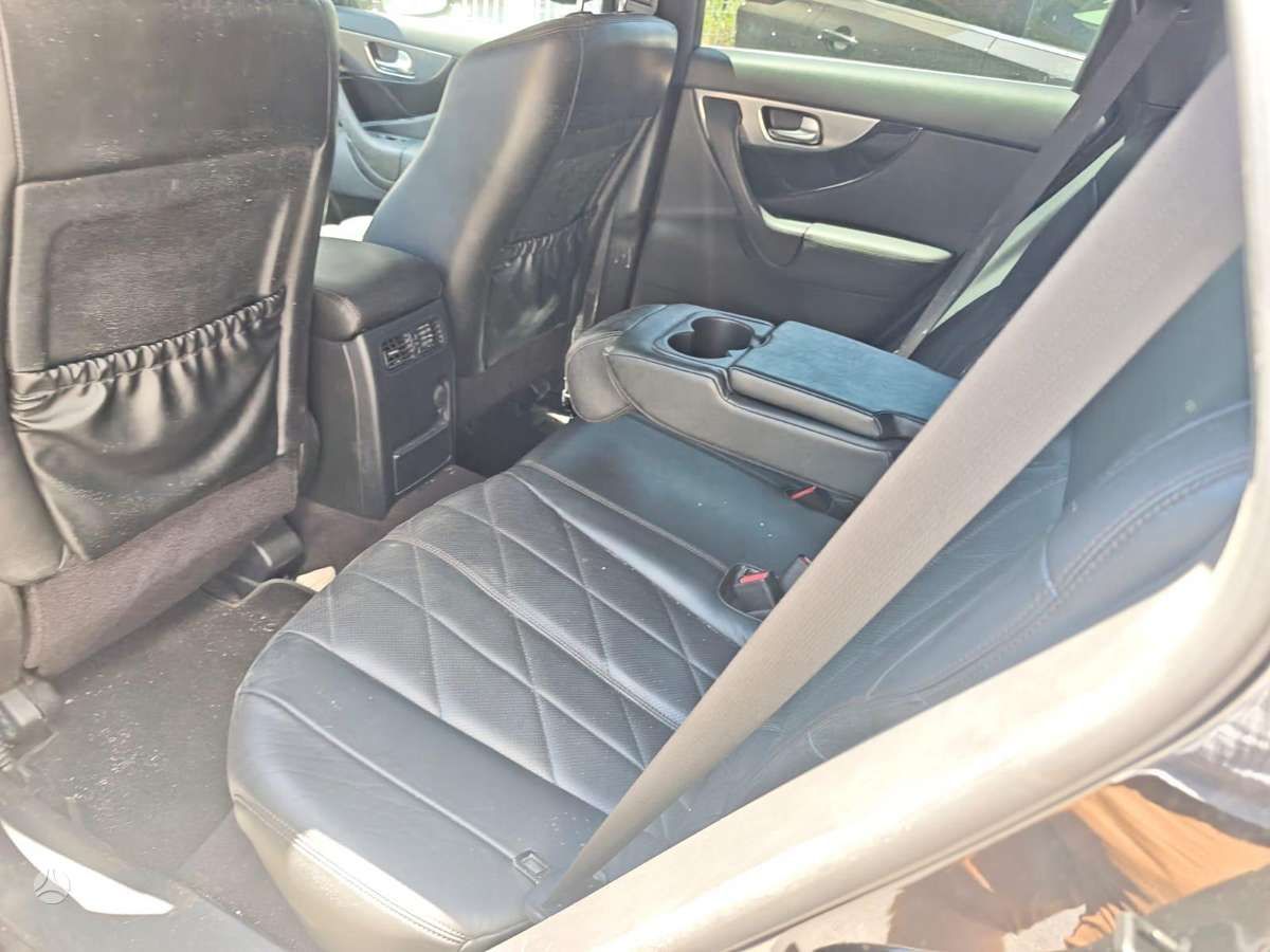 Infiniti FX30 2011 — photo 17